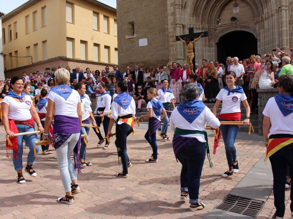 El Dance de Binéfar se estrena con dos mudanzas en una jornada dedicada al Santo Cristo de los Milagros