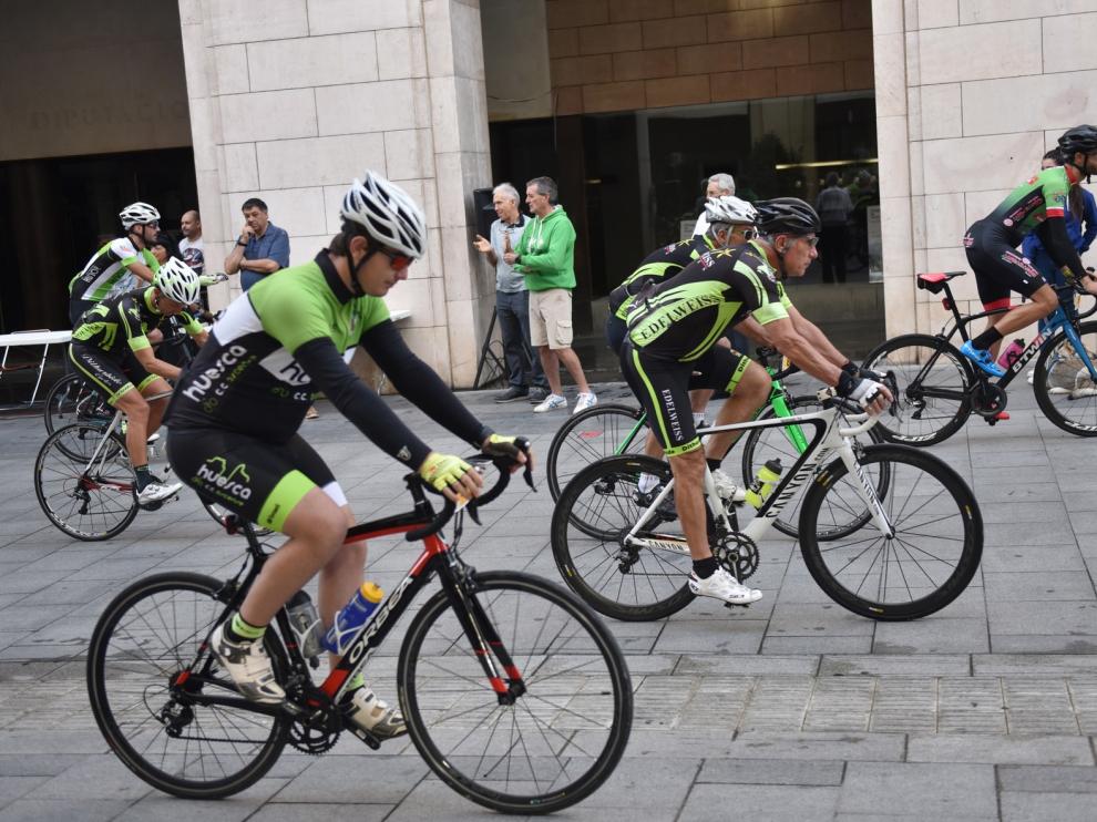 Un pelotón de más de cien ciclistas marcha en Huesca por la seguridad vial