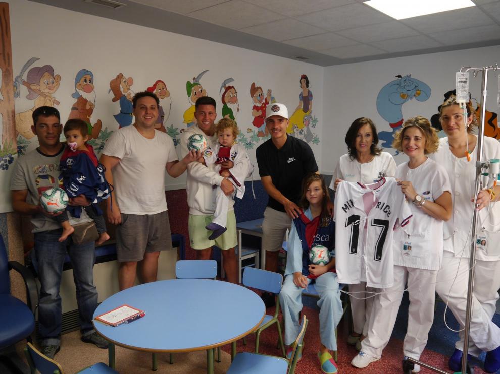 El Huesca lleva la alegría a los niños en San Jorge con la campaña "Las batas más fuertes"