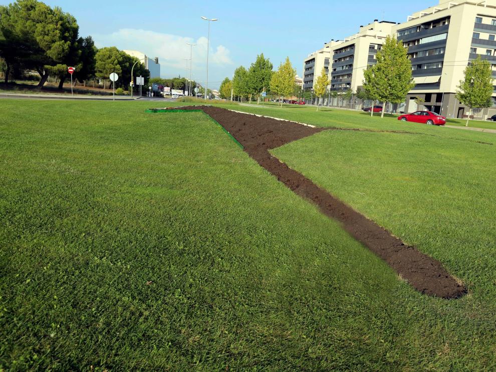 El "caballito" luce en la rotonda junto al Cuartel de la Guardia Civil de Huesca
