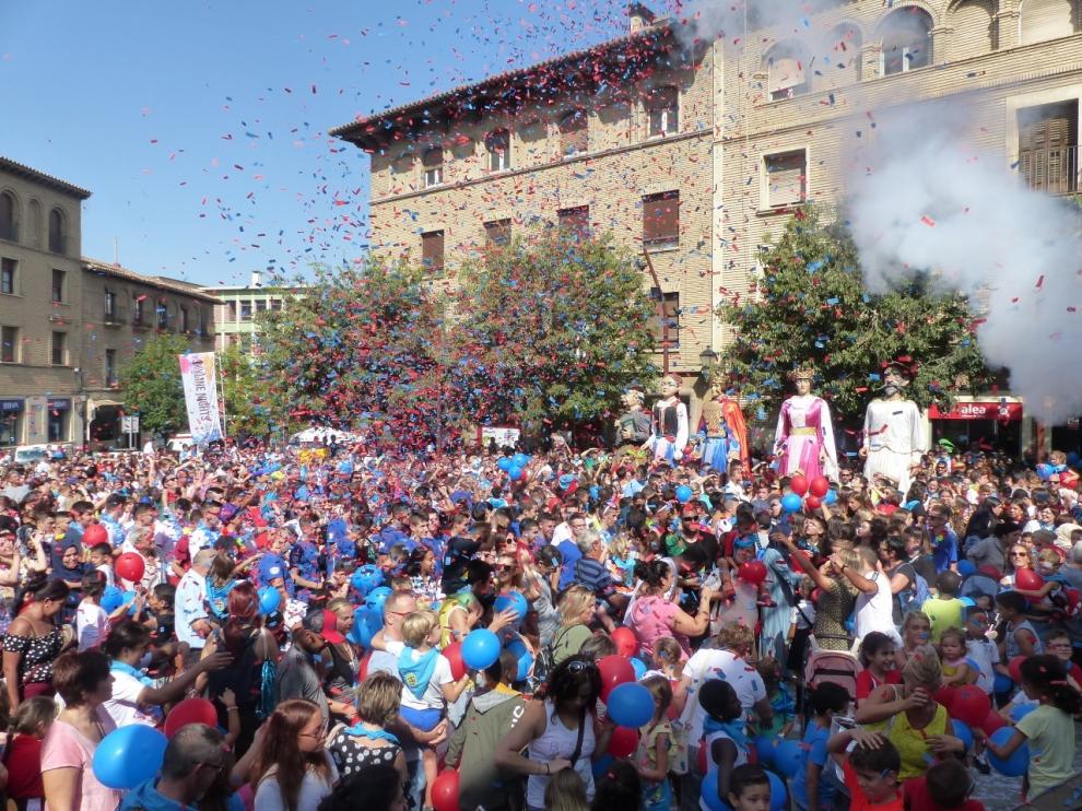 Una lluvia de globos y confetis da la bienvenida a las fiestas de San Mateo de Monzón