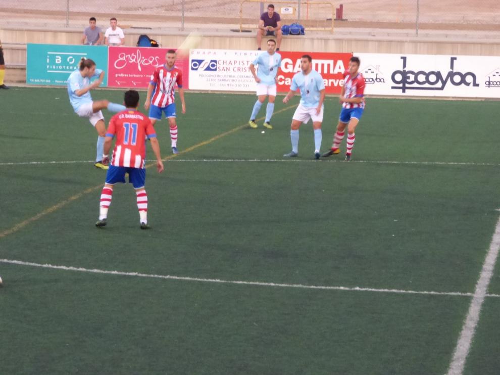 El Barbastro vuelve a caer en casa y de nuevo a balón parado