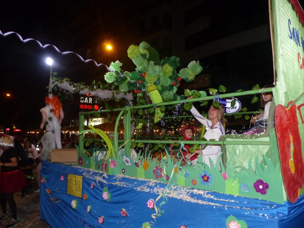 Continuan las fiestas de Monzón con un multitudinario desfile de carrozas