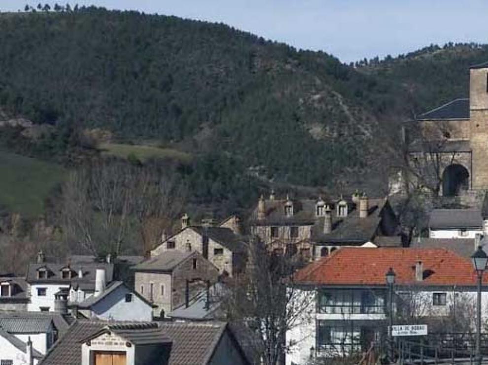 Las IV Jornadas de Recreación en el entorno de Borau comienzan con una excursión a la Gruta de Lecherines