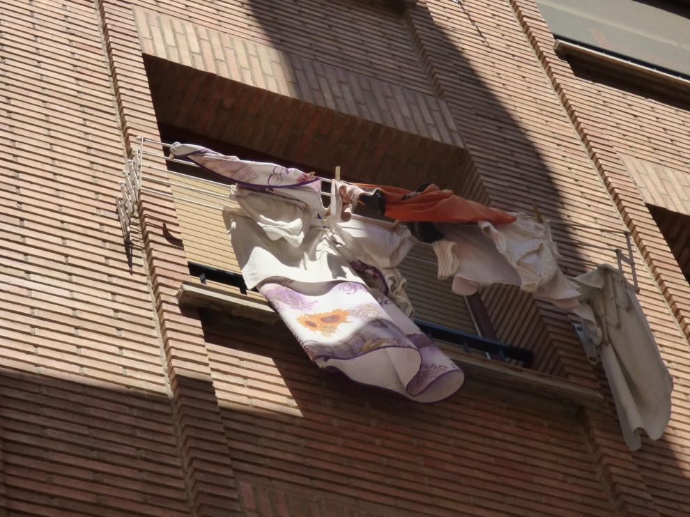 Nueve meses después del suceso de los ancianos de Barbastro, el piso sigue precintado y la ropa tendida