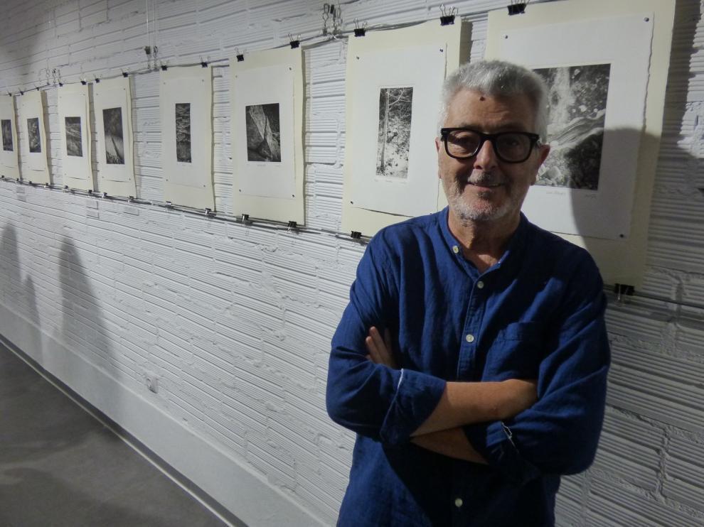 Carles Mitjá crea varios paisajes con sus manos