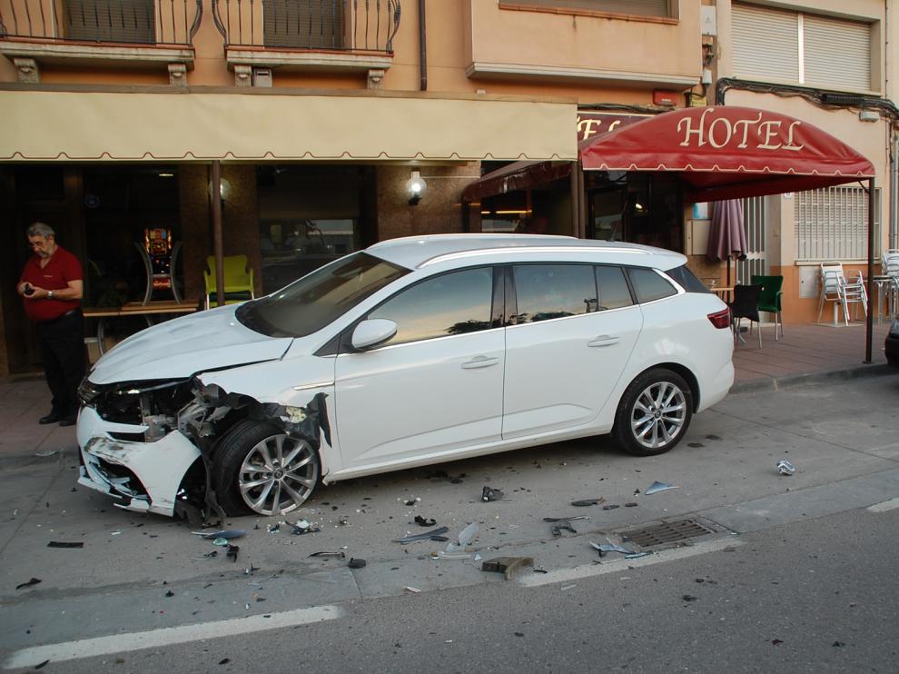 Un vehículo choca con otro y lo empotra en la terraza del Hotel Sariñena