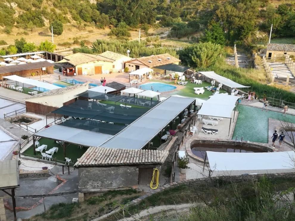 El atractivo de los baños del Salinar de Naval se acrecienta