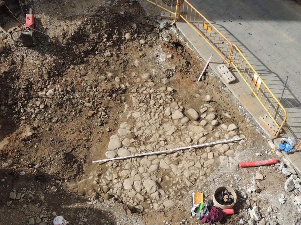 Jaca incrementa su patrimonio arqueológico con el hallazgo de una calzada romana del siglo I
