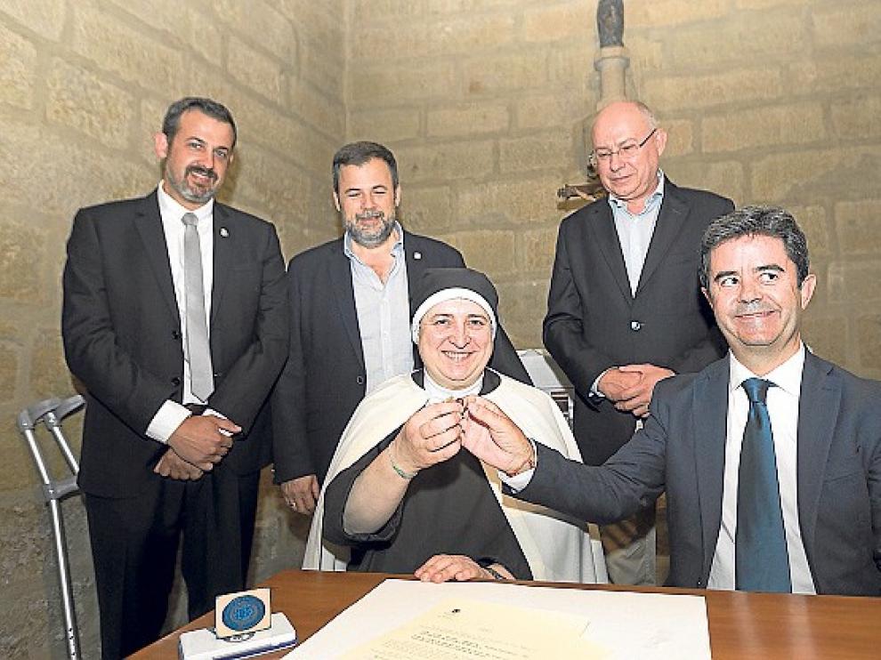 Entrega del céntimo simbólico a las Carmelitas
