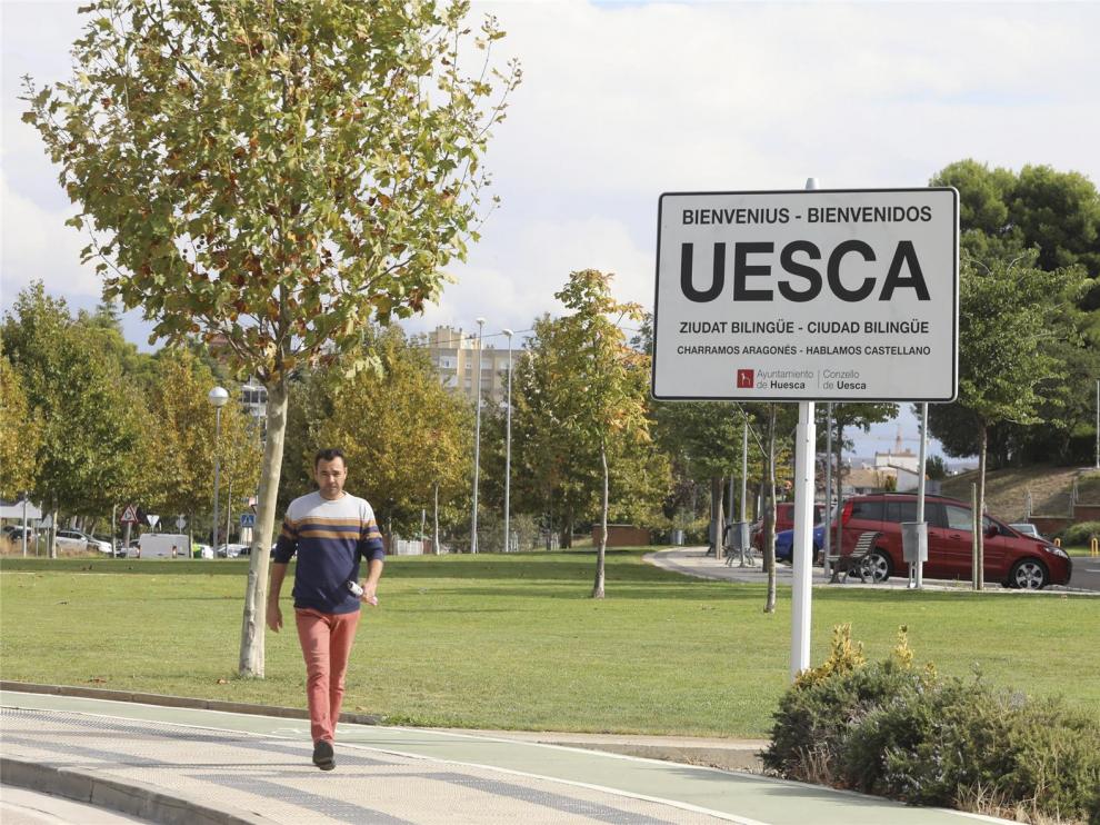 El pleno del Ayuntamiento oscense acuerda retirar los carteles de "Uesca" y poner una gran bandera española en la plaza San Antonio