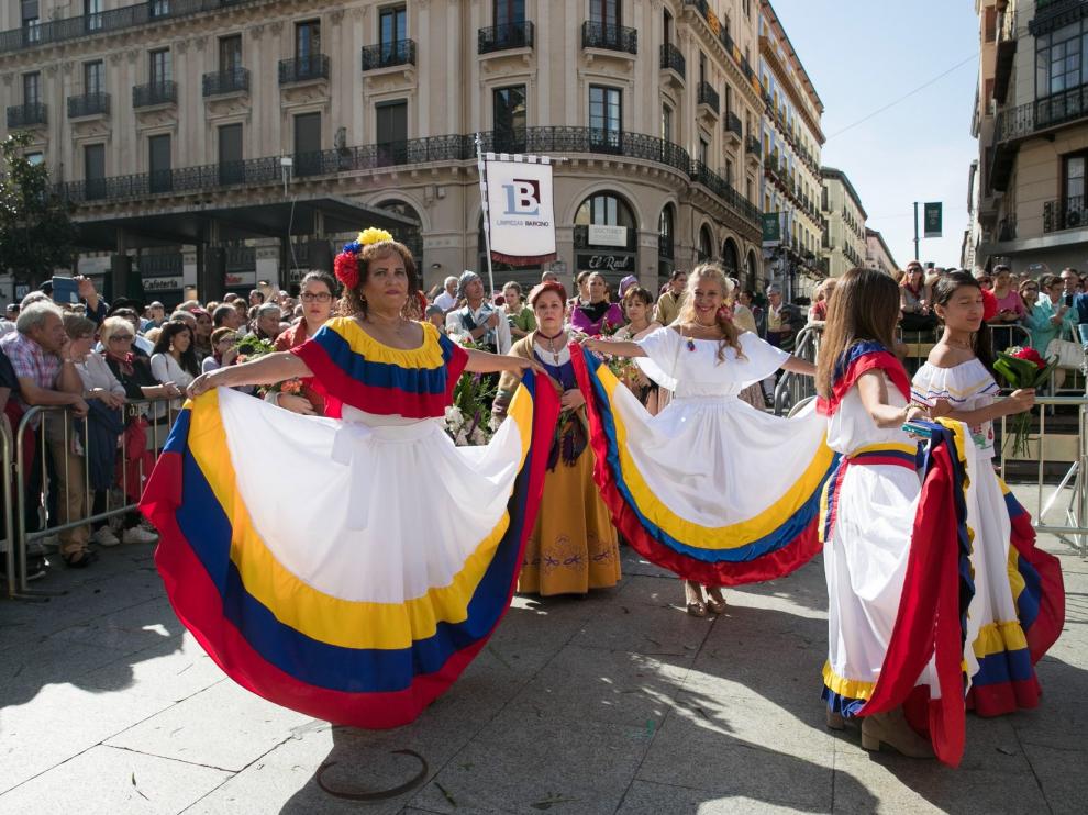 Ofrenda de flores a la Virgen del Pilar en Zaragoza