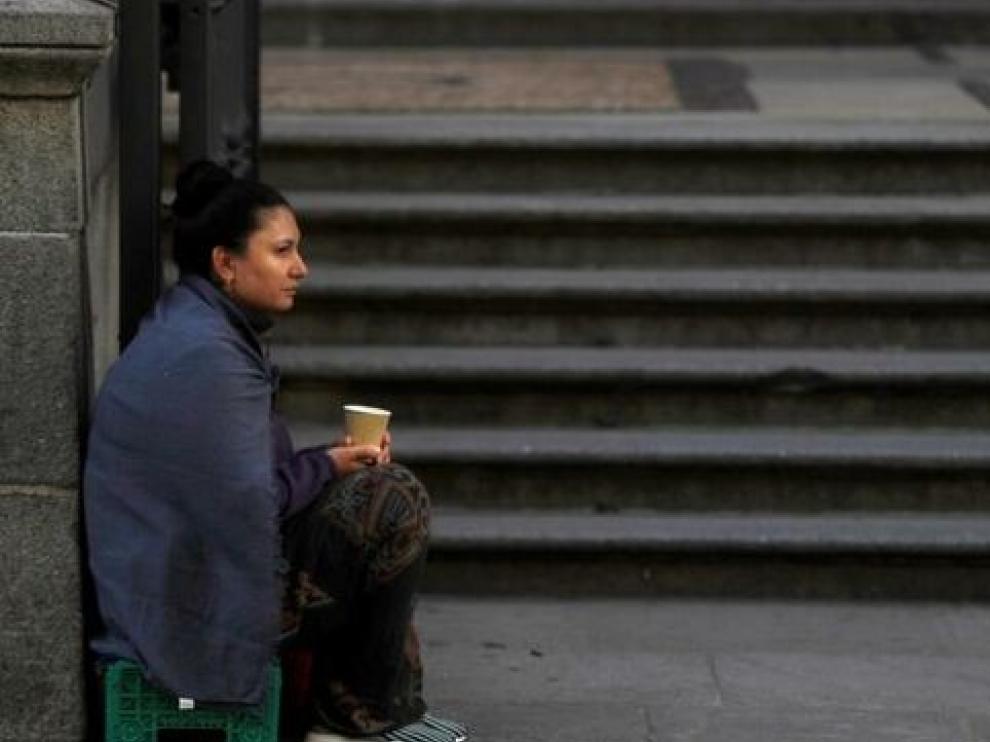 Española joven con hijos, nivel educativo medio o alto y trabajo, el perfil de la pobreza severa en España