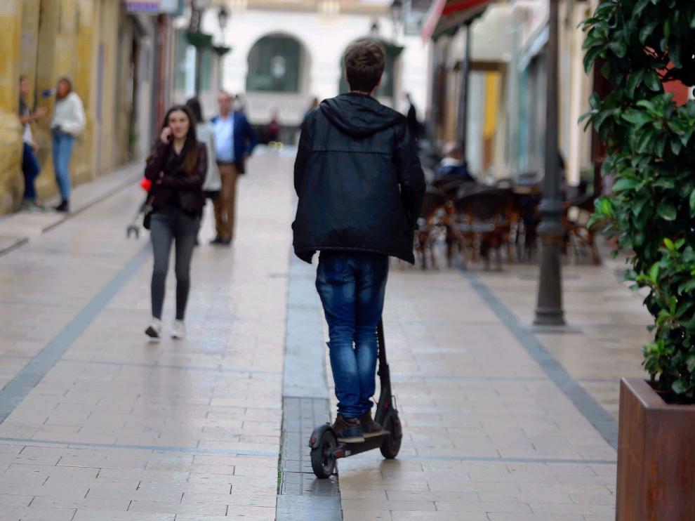 Los barrios de Huesca piden que se regule el uso de los patinetes eléctricos