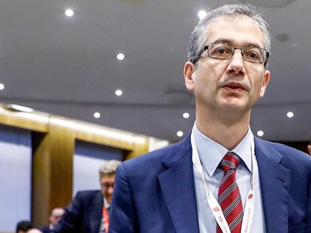 El gobernador del Banco de España pide al futuro gobierno "luces largas" y consensos