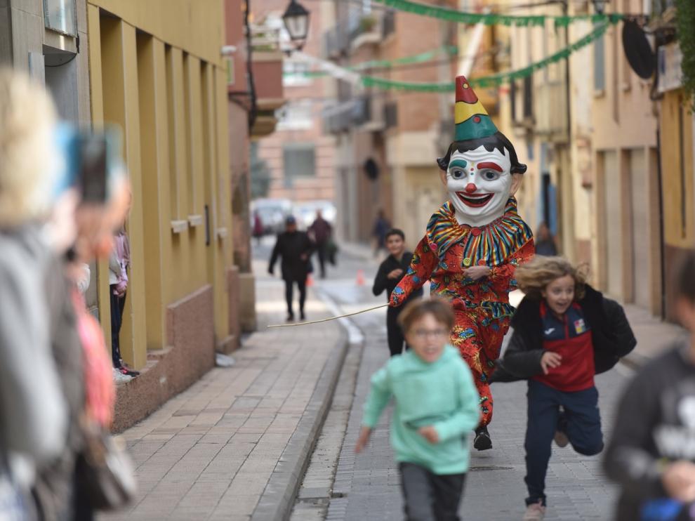 Los cabezudos toman las Fiestas del barrio de Santo Domingo y San Martín de Huesca
