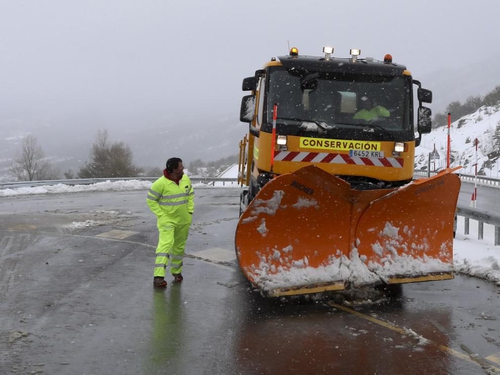 Aragón tiene preparadas 140 máquinas quitanieves para atender las dificultades invernales en carreteras nacionales