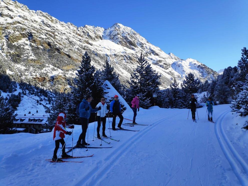 Los esquiadores disfrutan de un domingo soleado en el Pirineo de Huesca