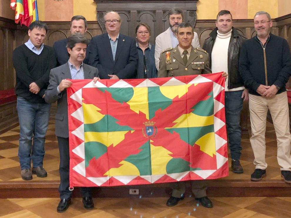 El Ayuntamiento entrega la bandera de Huesca a la XXXIII Expedición Científica a la Antártida