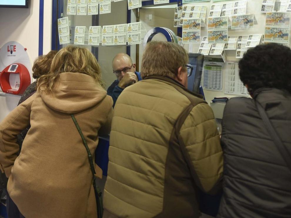 Los premios del año pasado animan la venta de lotería de Navidad