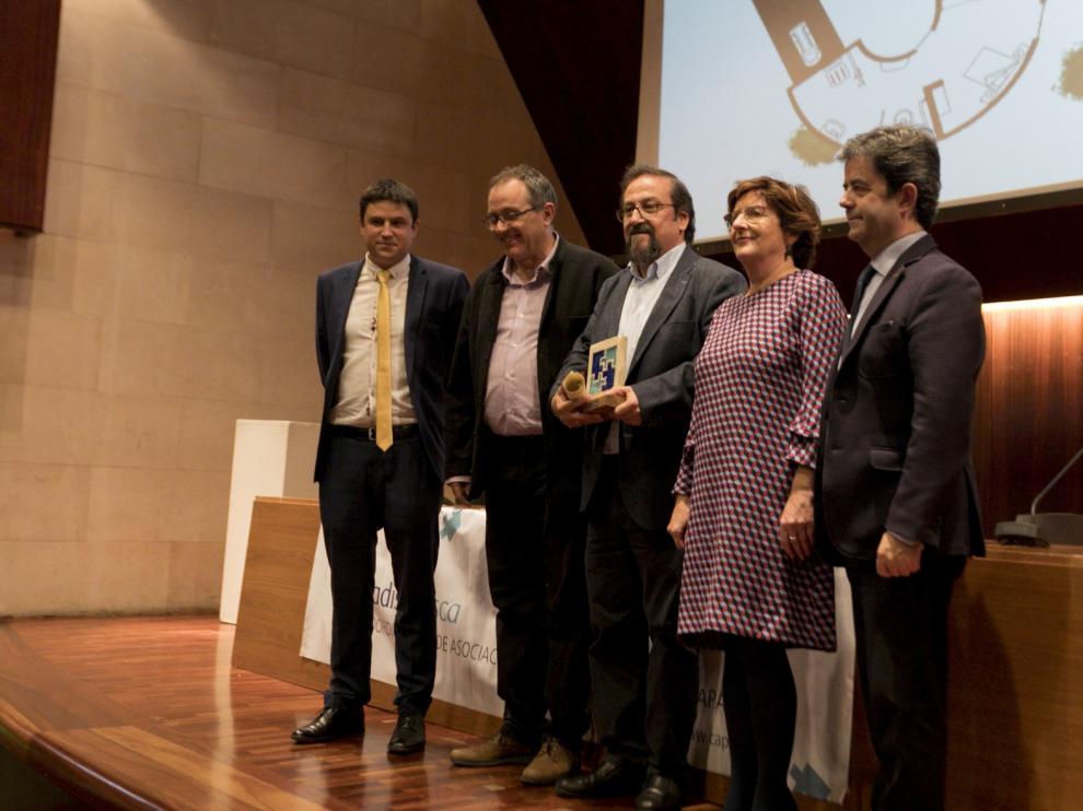 Julio Luzán recibe un premio por su gran implicación con las asociaciones que “casi no hace falta explicarlo”
