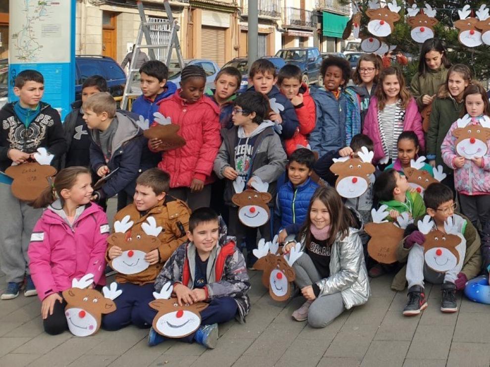 Escolares de Graus decoran el árbol de Navidad