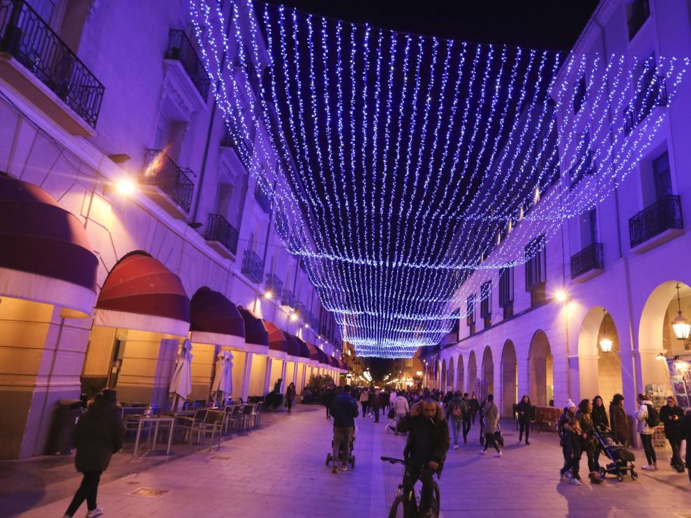 Miles de bombillas led iluminan el inicio de las fiestas navideñas en Huesca