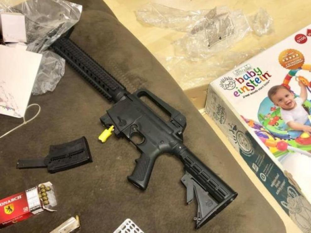 Regala un balancín a unos futuros padres y en la caja había un rifle calibre 22