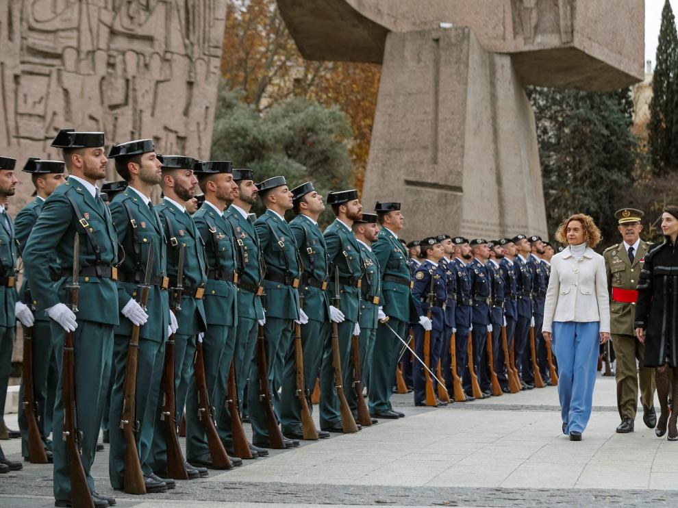 Batet y Llop presiden el izado solemne de bandera en la plaza de Colón