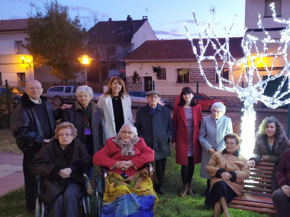 Villancicos y buenos deseos en el encendido de luces de Navidad de Aínsa y Biescas
