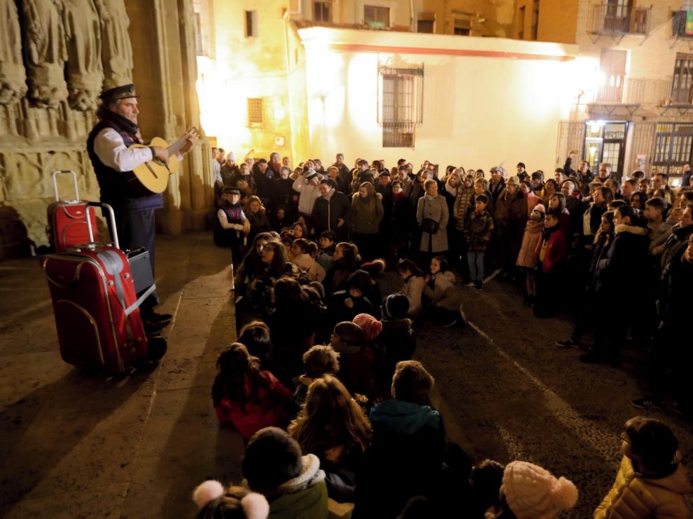 El tren, la pista de hielo y las ferias traen la Navidad a Huesca