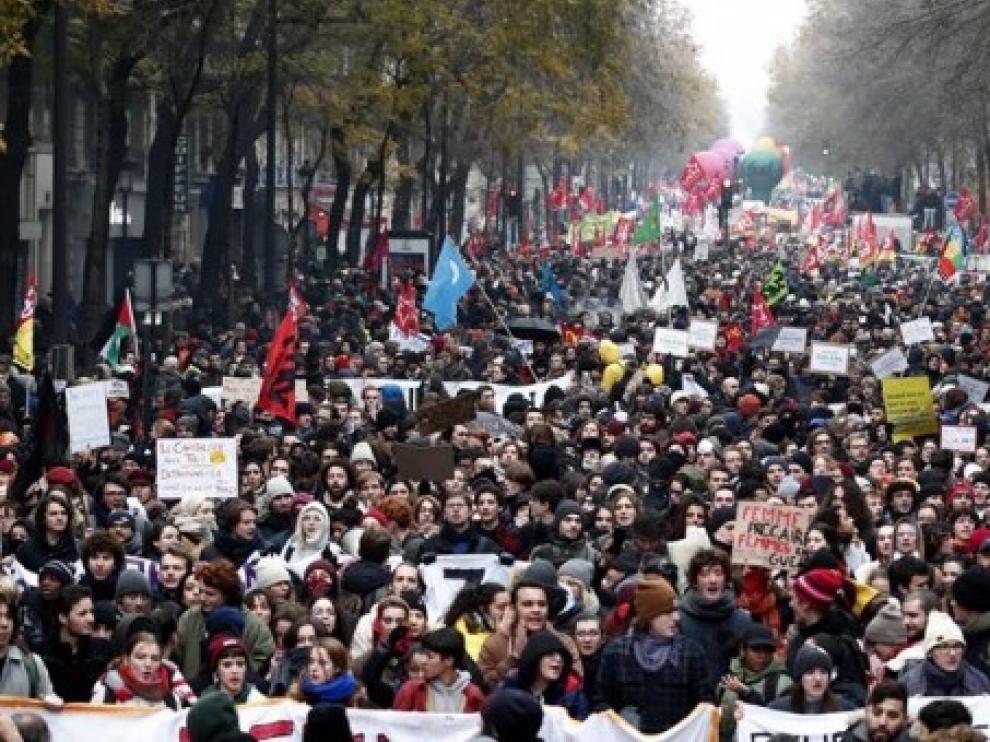El Gobierno francés promete algunas concesiones para frenar las protestas