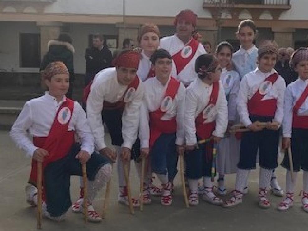 Los bailes de los danzantes de Apiés despiden las fiestas