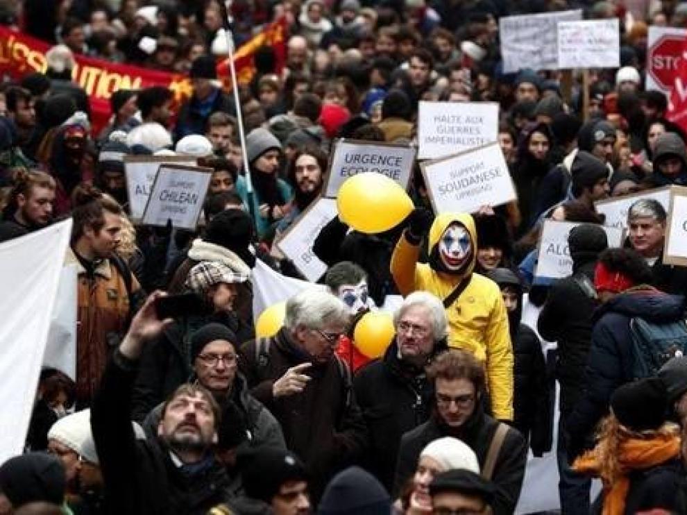 Macron sigue con su reforma de pensiones pese a la presión