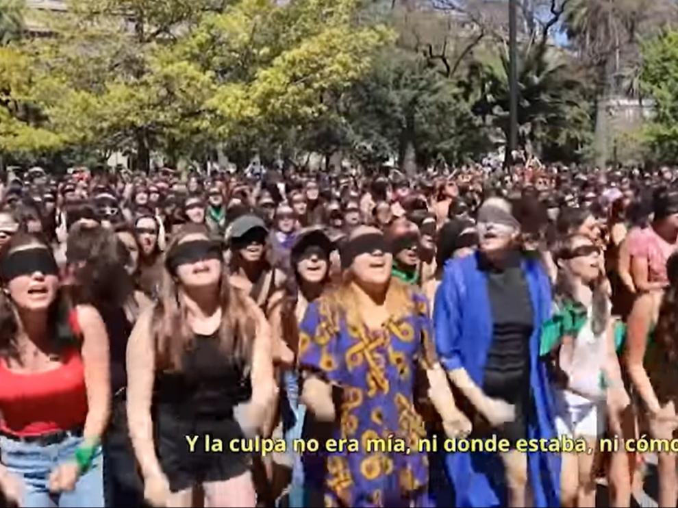 La policía dispersa a un grupo de mujeres que cantaba "Un violador en tu camino" en Estambul