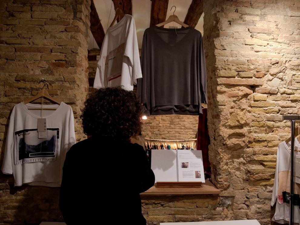 La artista Ana Escar Puisac presenta la marca de ropa Veleta