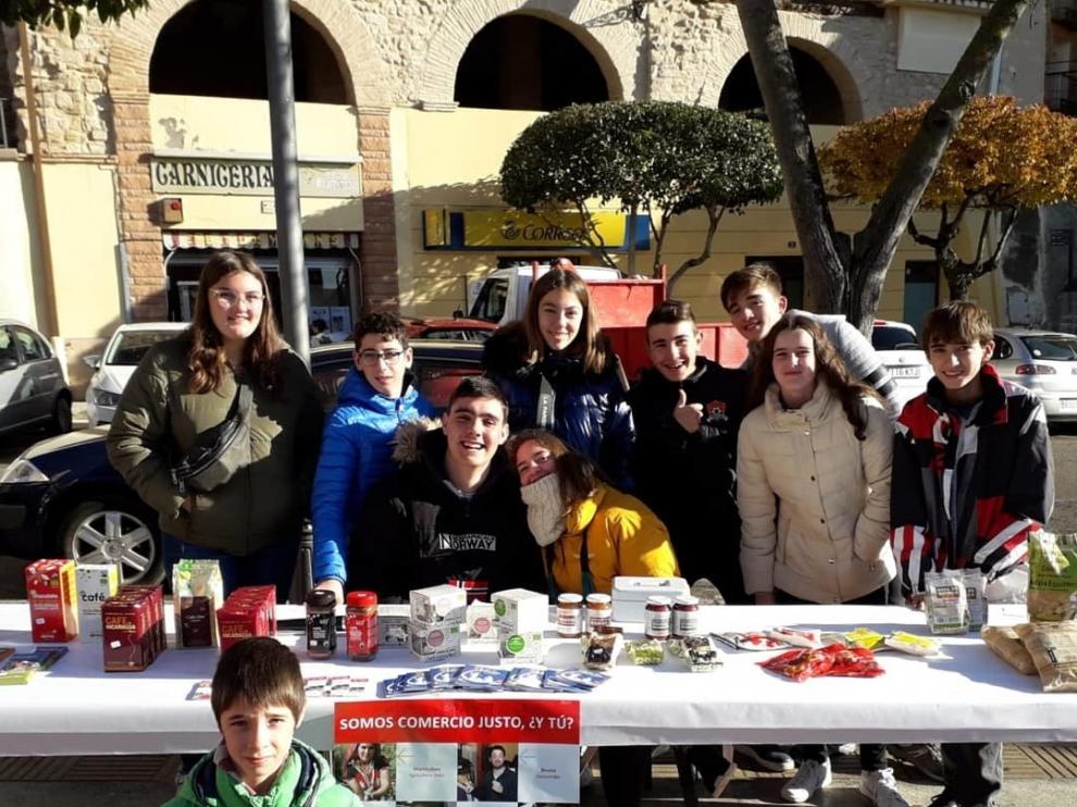 La Feria Solidaria de Benabarre reúne a una docena de colectivos en una jornada soleada