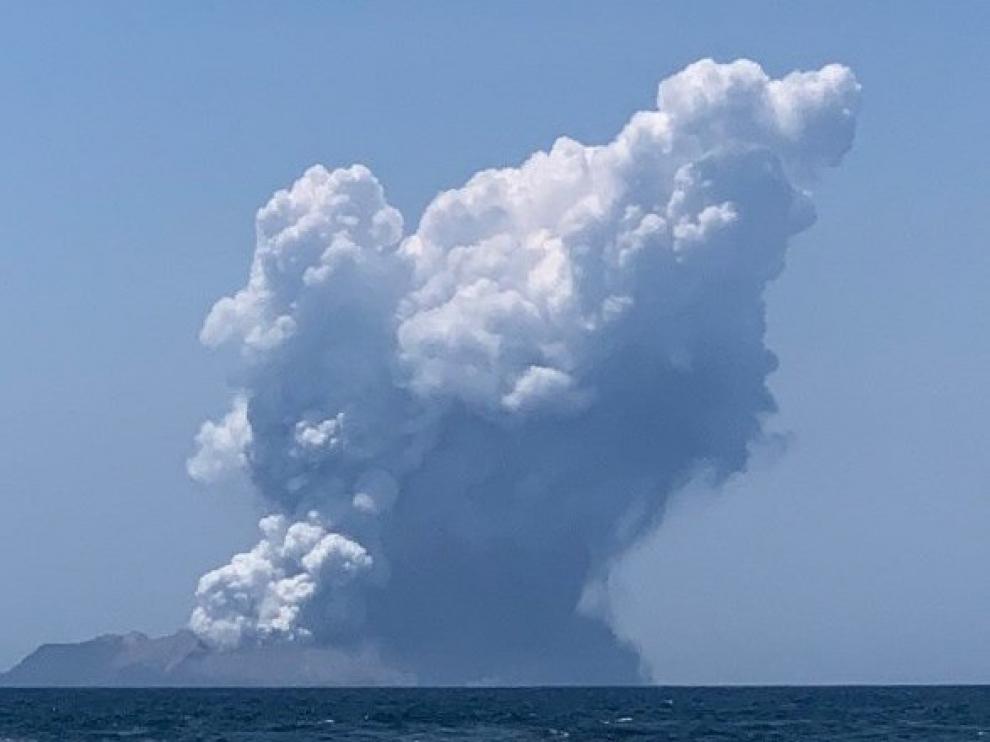 Al menos 5 muertos y decena de atrapados en la erupción del volcán Whakaari en Nueva Zelanda
