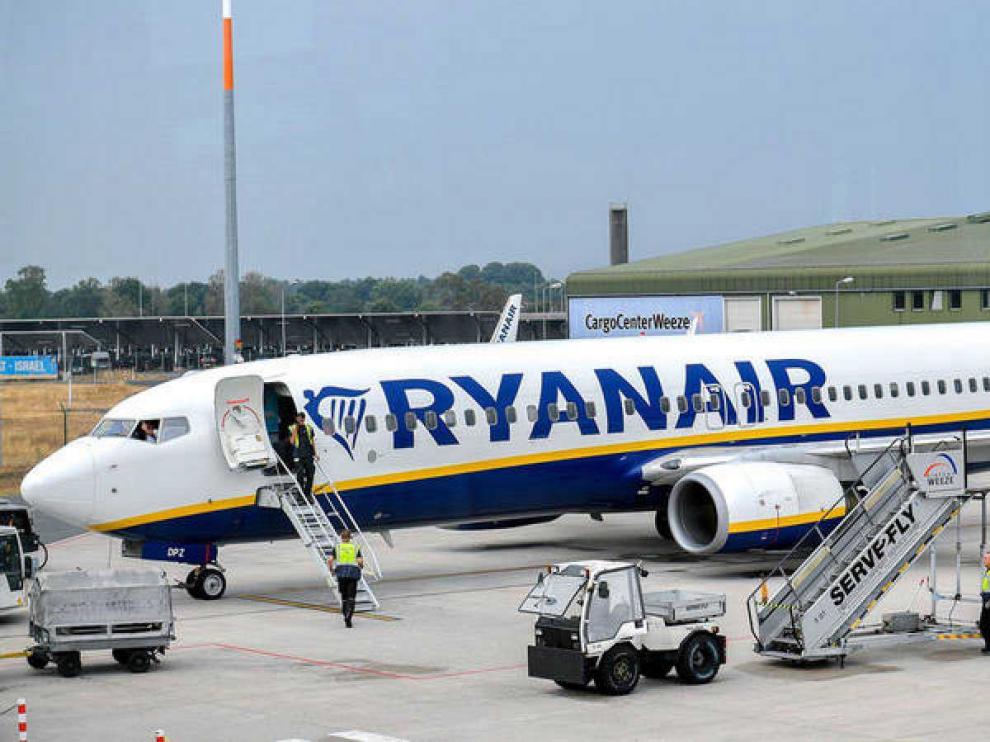 Ryanair y la plantilla de la base de Gerona pactan un acuerdo para evitar su cierre