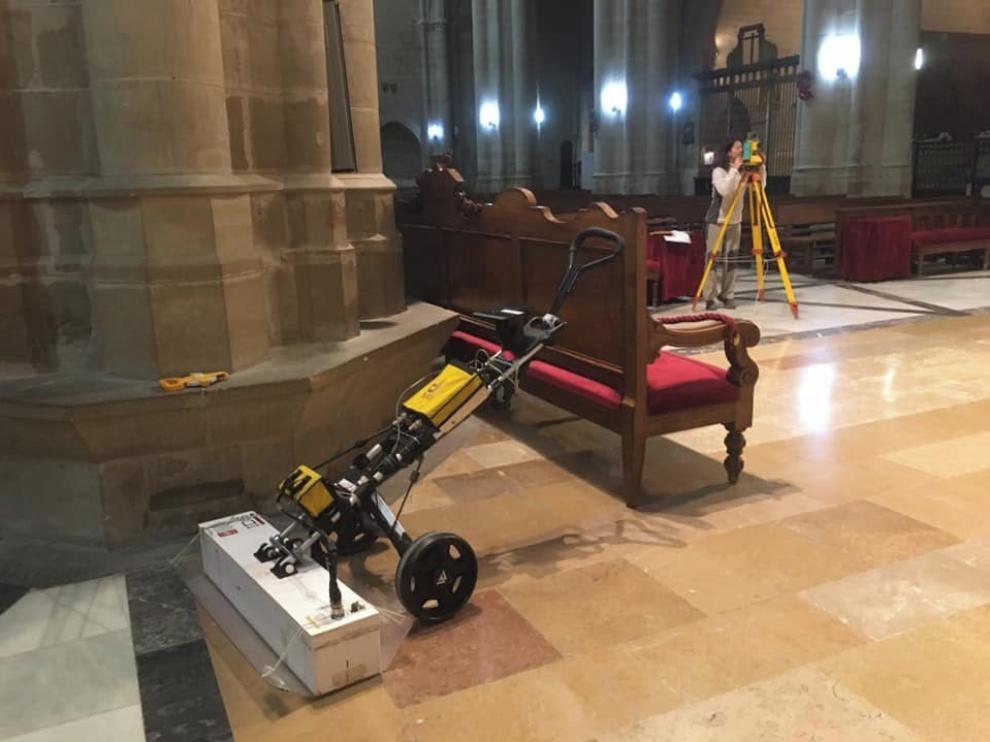 En busca de criptas bajo el suelo de la catedral de Huesca