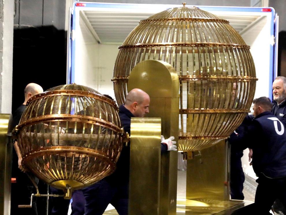 Los bombos del sorteo extraordinario de la Lotería de Navidad ya están en el Teatro Real de Madrid
