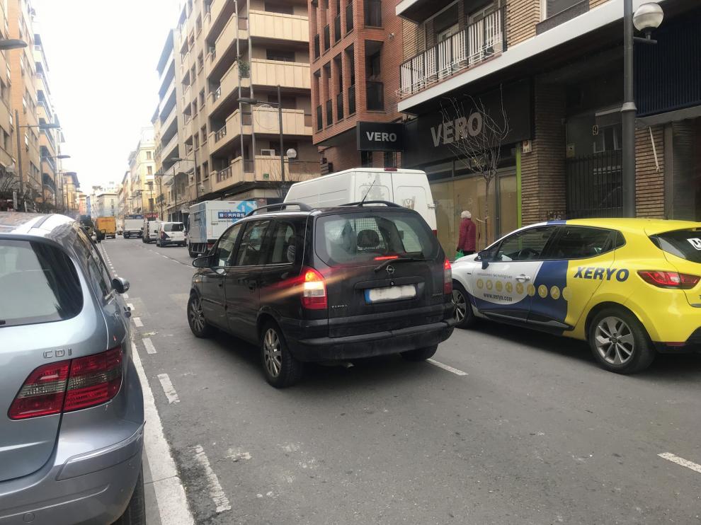 La calle Zaragoza llena de coches
