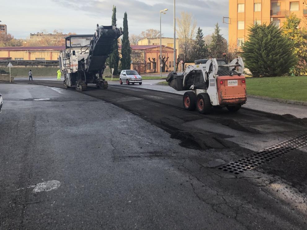 Comienza el asfaltado y mejora la avenida Almunia desde la avenida Fonz de Monzón