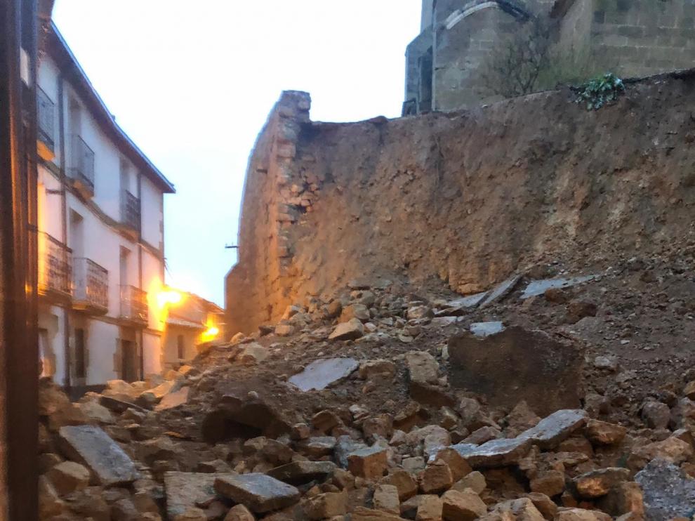 Cae parte del muro de protección de la iglesia de Malpica de Arba