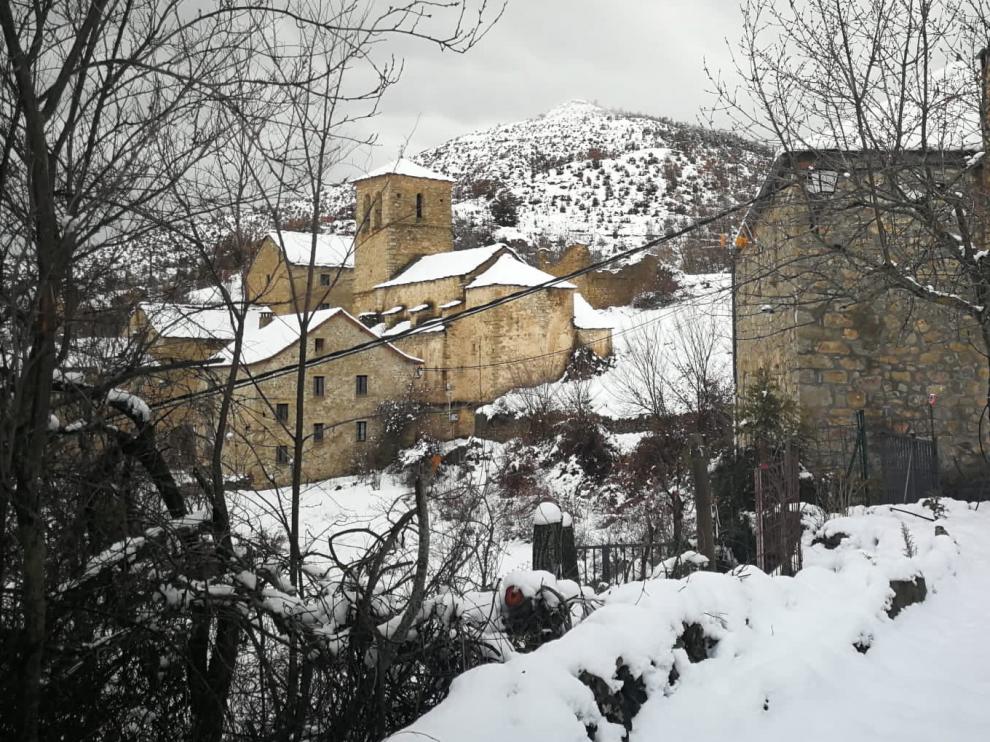La nieve deja sin luz a más de medio centenar de clientes en la zona de la Guarguera