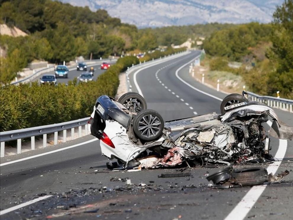 Un coche en sentido contrario causa una colisión con dos muertos en Alicante