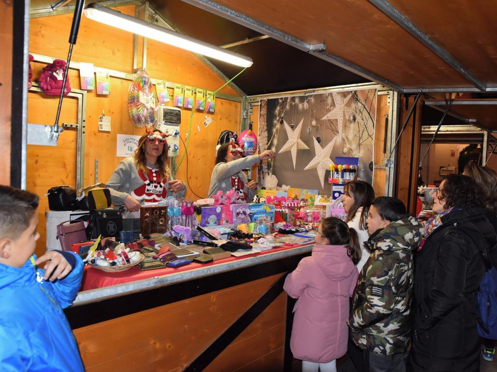 El Mercado Navideño de los comerciantes anima la plaza López Allué