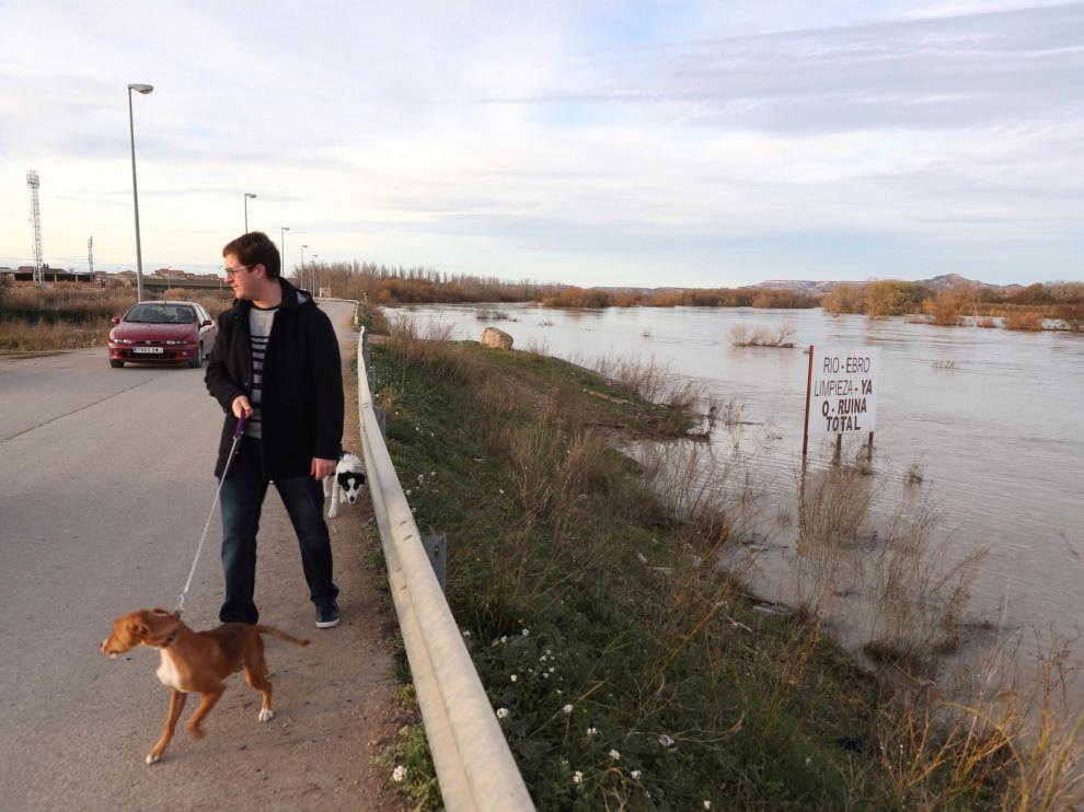 El caudal del Ebro supera en la capital aragonesa los 4 metros de altura