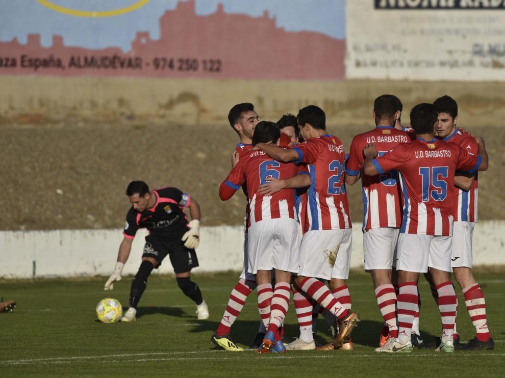 El Barbastro se impone por goleada al Almudévar
