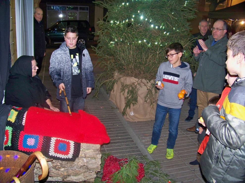Los niños de Fraga cumplen con la tradición de "cagar lo tronc de Nadal"